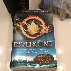Divergent Paperback Novel